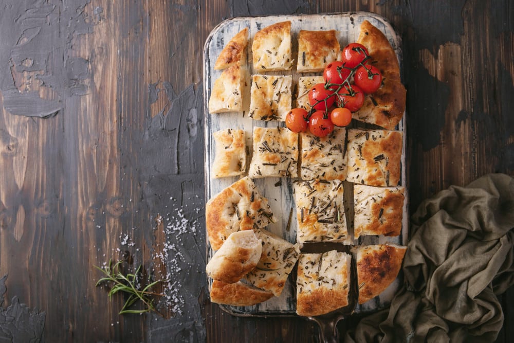 Focaccia Fladenbrot mit Kräutern und Olivenöl