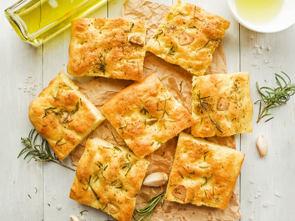 Focaccia mit Kräutern und Knoblauch