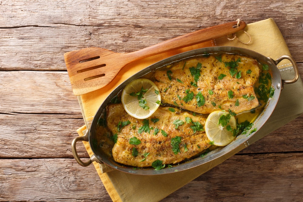 Forellenfilets mit Knoblauchbutter und Zitrone im Backofen