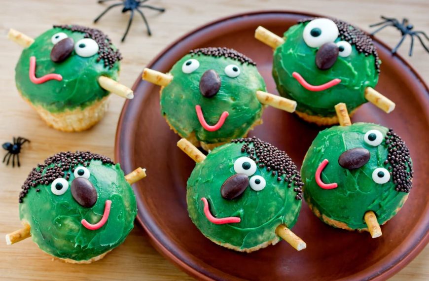 Frankenstein Muffins mit Zuckerglasur für Halloween Party