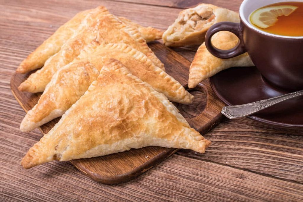 Französische Blätterteigtaschen mit Himbeeren und Käse