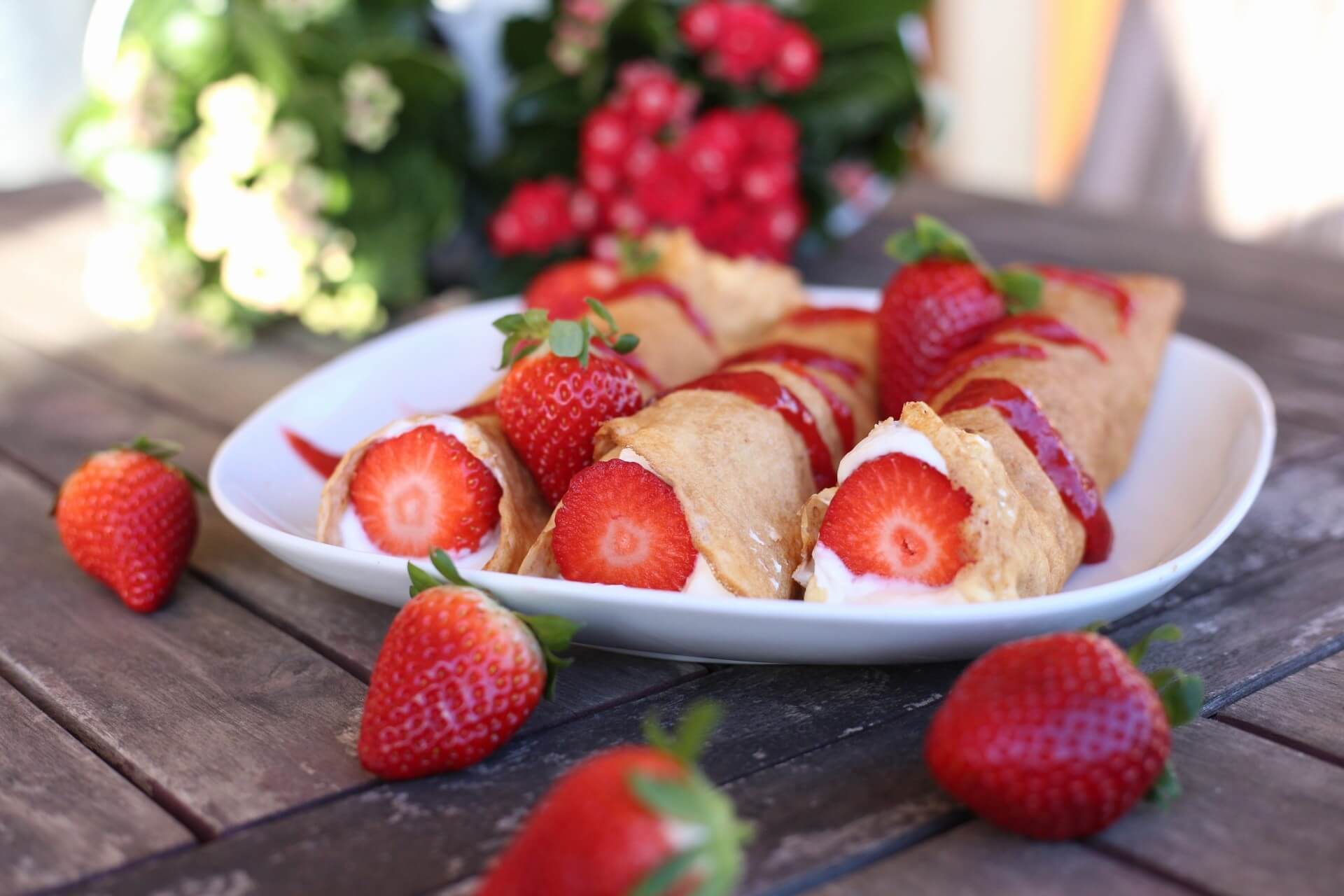 Französische Crepes mit Quark, Milch und Erdbeeren