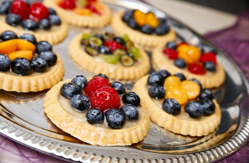Französische Mürbeteig Tartelettes mit Obst und Beeren