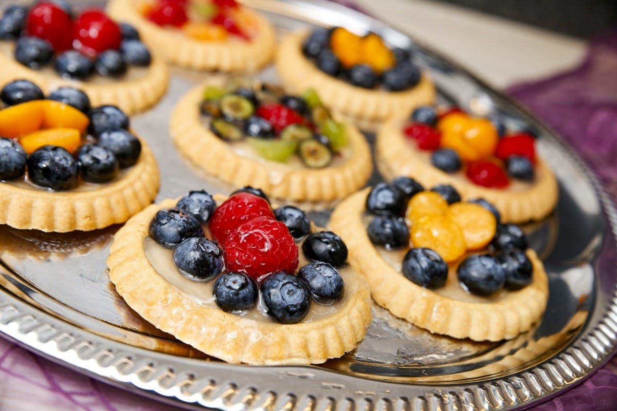 Französische Mürbeteig Tartelettes mit Obst und Beeren