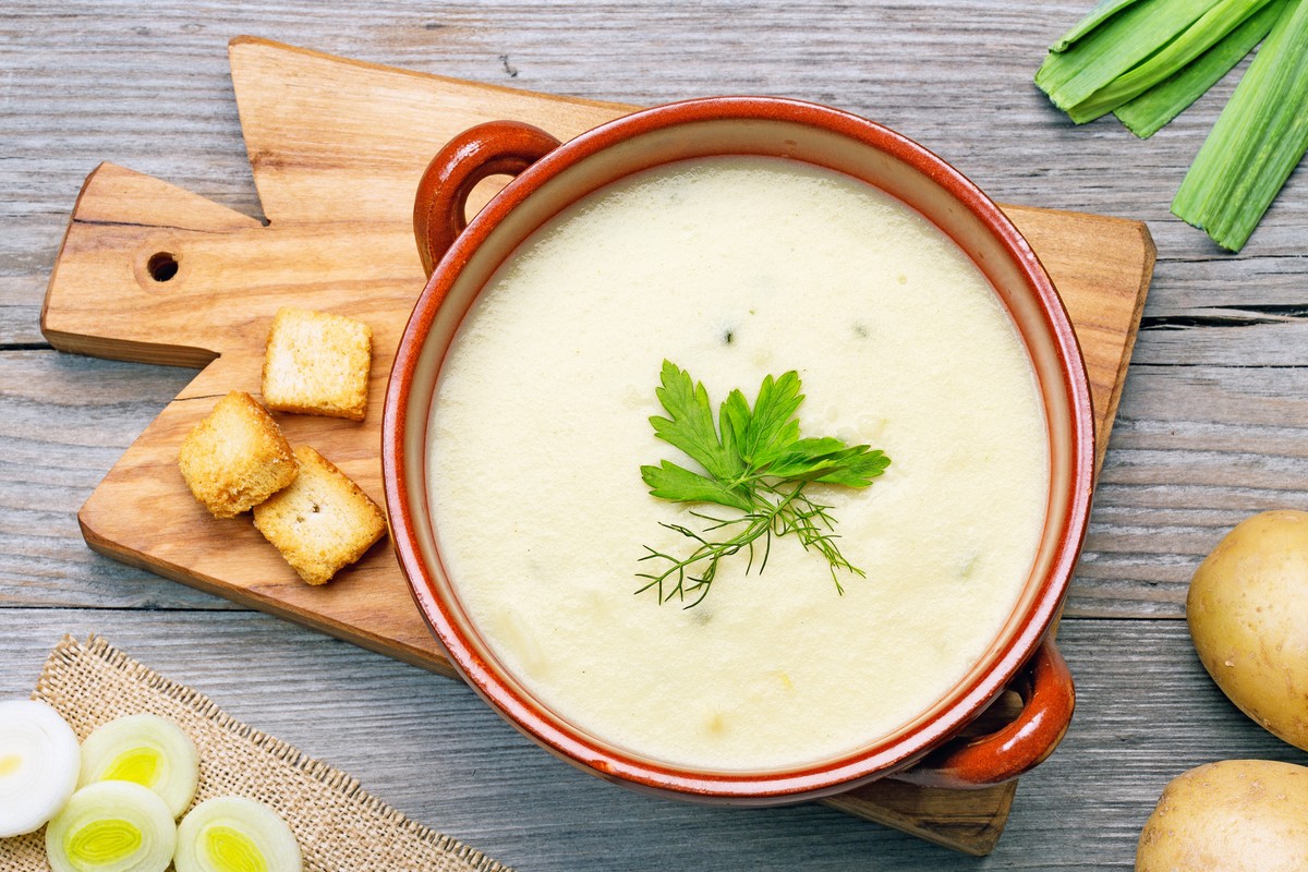 Französische Zwiebelsuppe Vichyssoise mit Kartoffeln