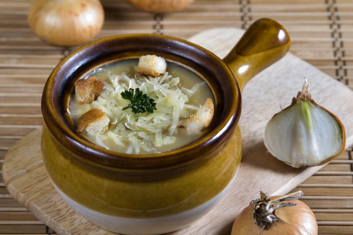 Französische Zwiebelsuppe mit Croutons