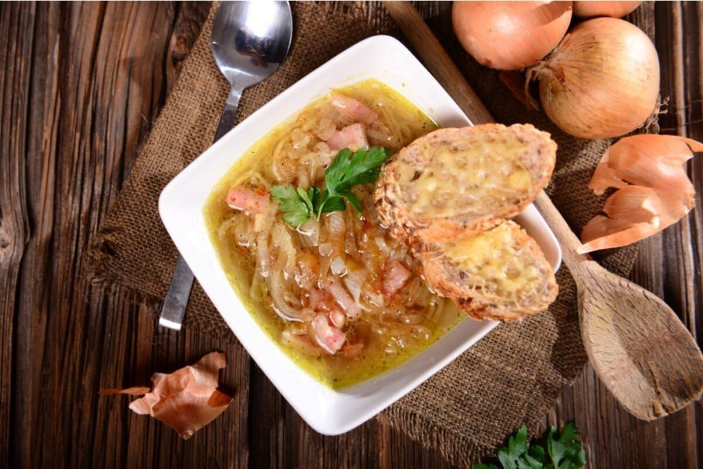 Französische Zwiebelsuppe mit Schinken und Kartoffeln