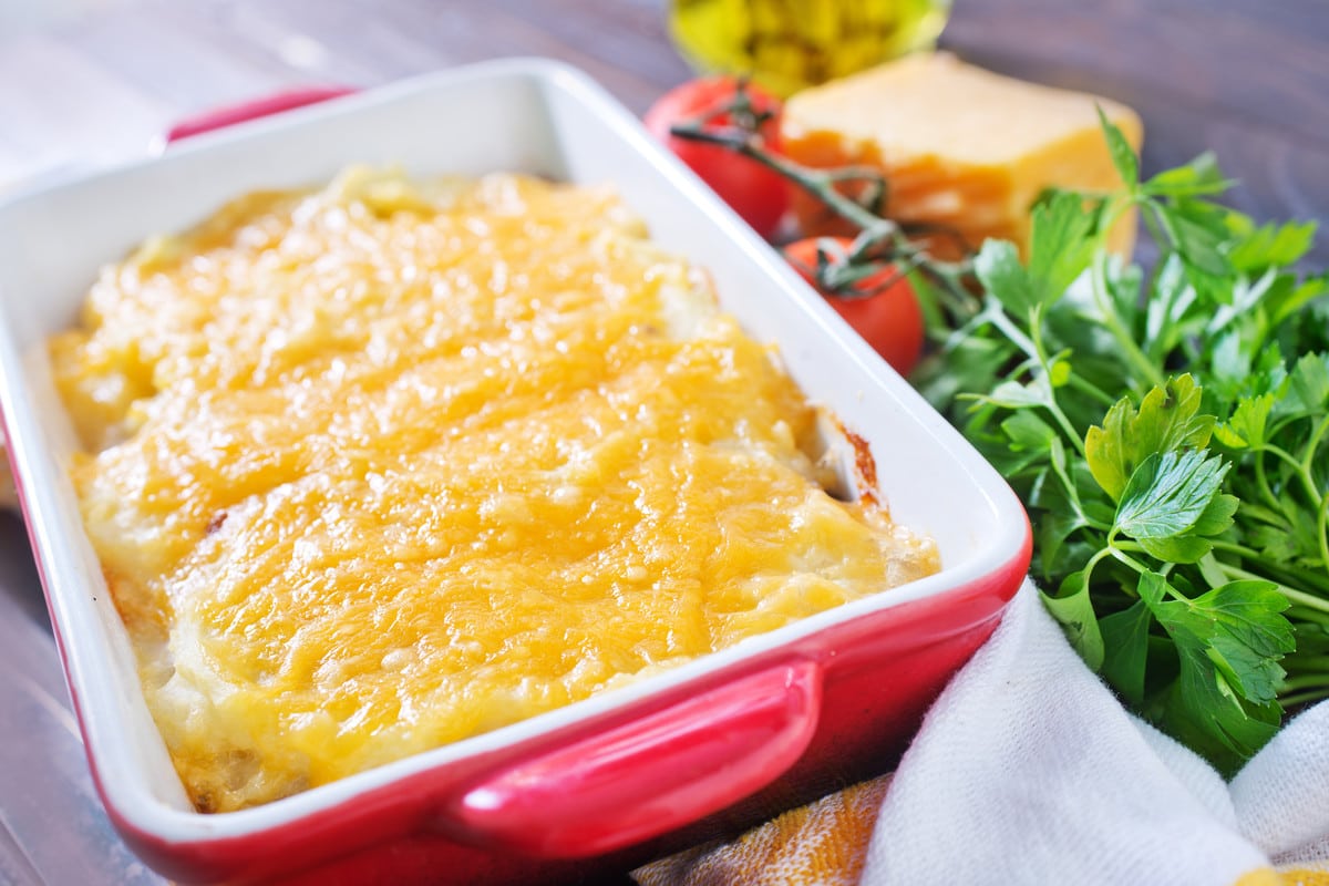 Französischer Kartoffelauflauf mit Rindfleisch und Käsekruste