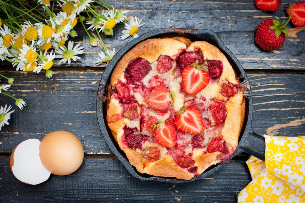 Französisches Clafoutis Dessert mit Erdbeeren und Vanilleextrakt
