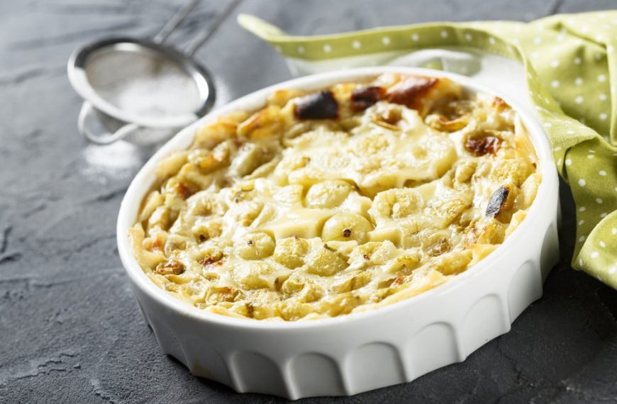 Französisches Clafoutis aus Mandelmehl mit Stachelbeeren