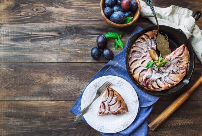 Französisches Dessert Clafoutis mit Pflaumen, Zimt und Vanille