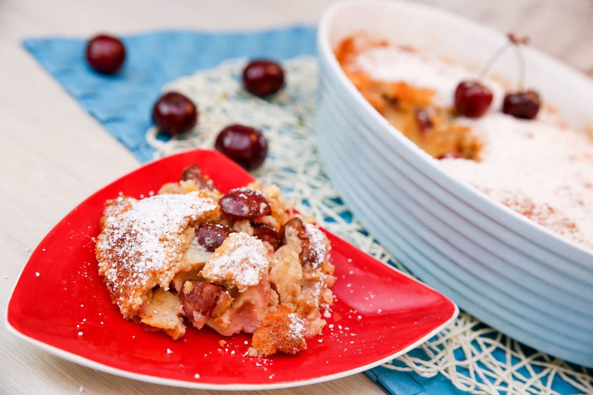 Französisches Dessert Clafoutis mit frischen Kirschen