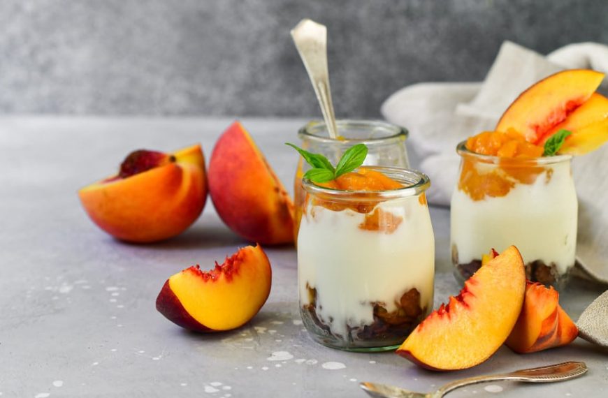 Französisches Dessert Parfait mit Pfirsichen