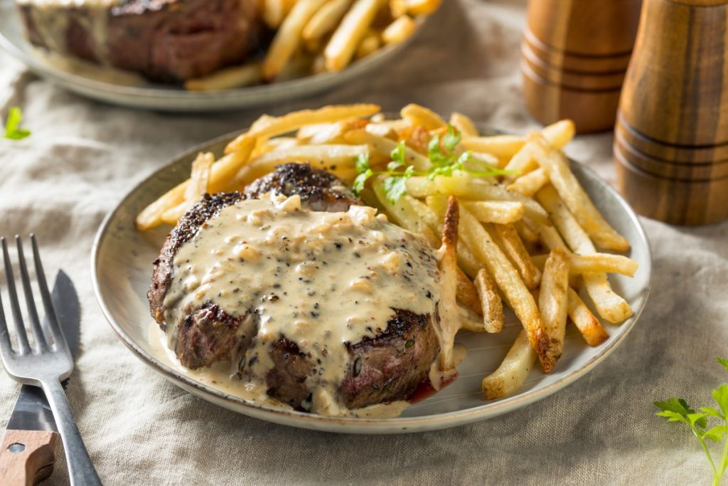 Französisches Entrecôte Rib-Eye-Steak mit Cognac und Sahnesauce
