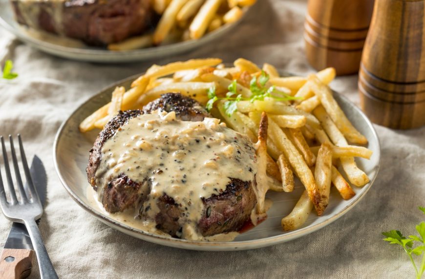 Französisches Entrecôte Rib-Eye-Steak mit Cognac und Sahnesauce