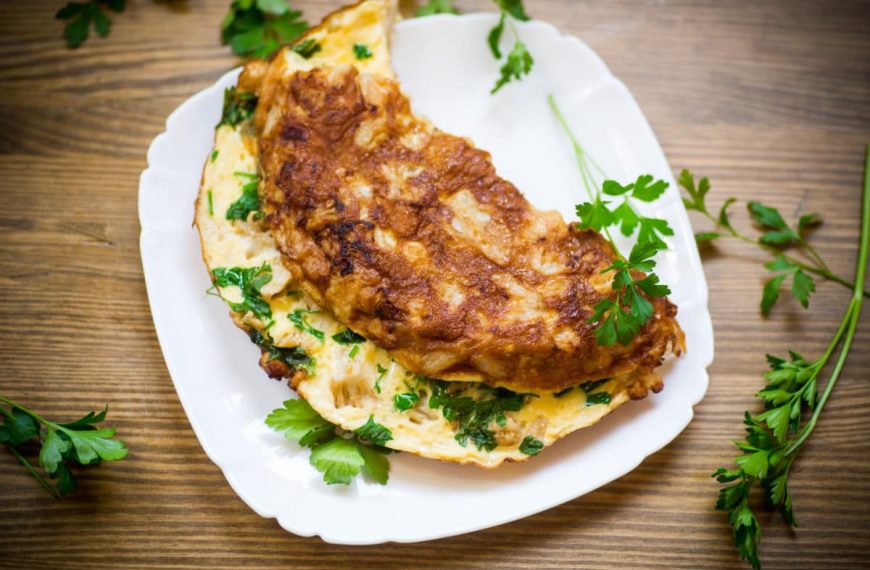 Französisches Omelett mit Käse und Kräutern