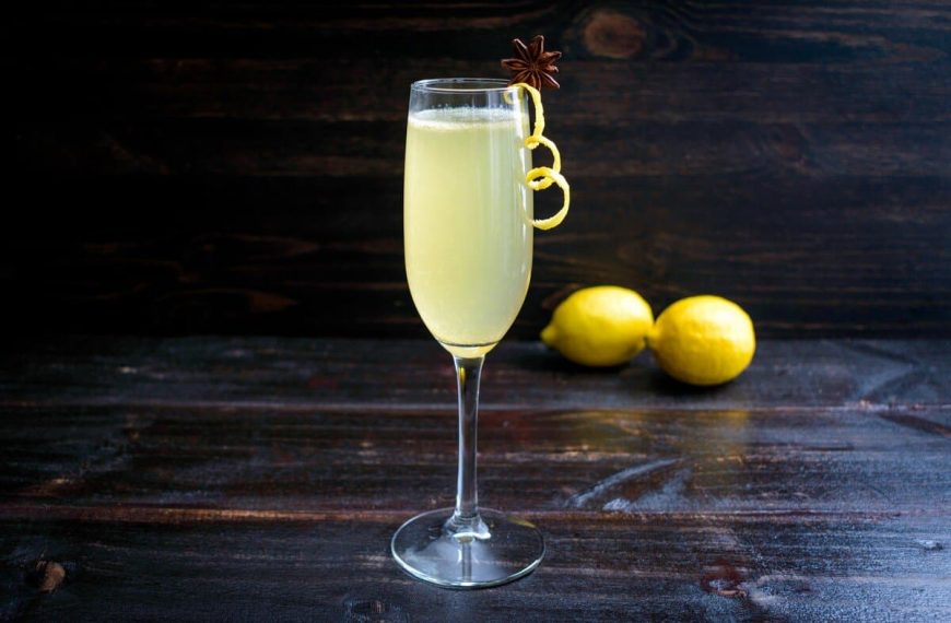 French 75 -Alkoholischer Cocktail mit Gin, Sekt und Zitronensaft