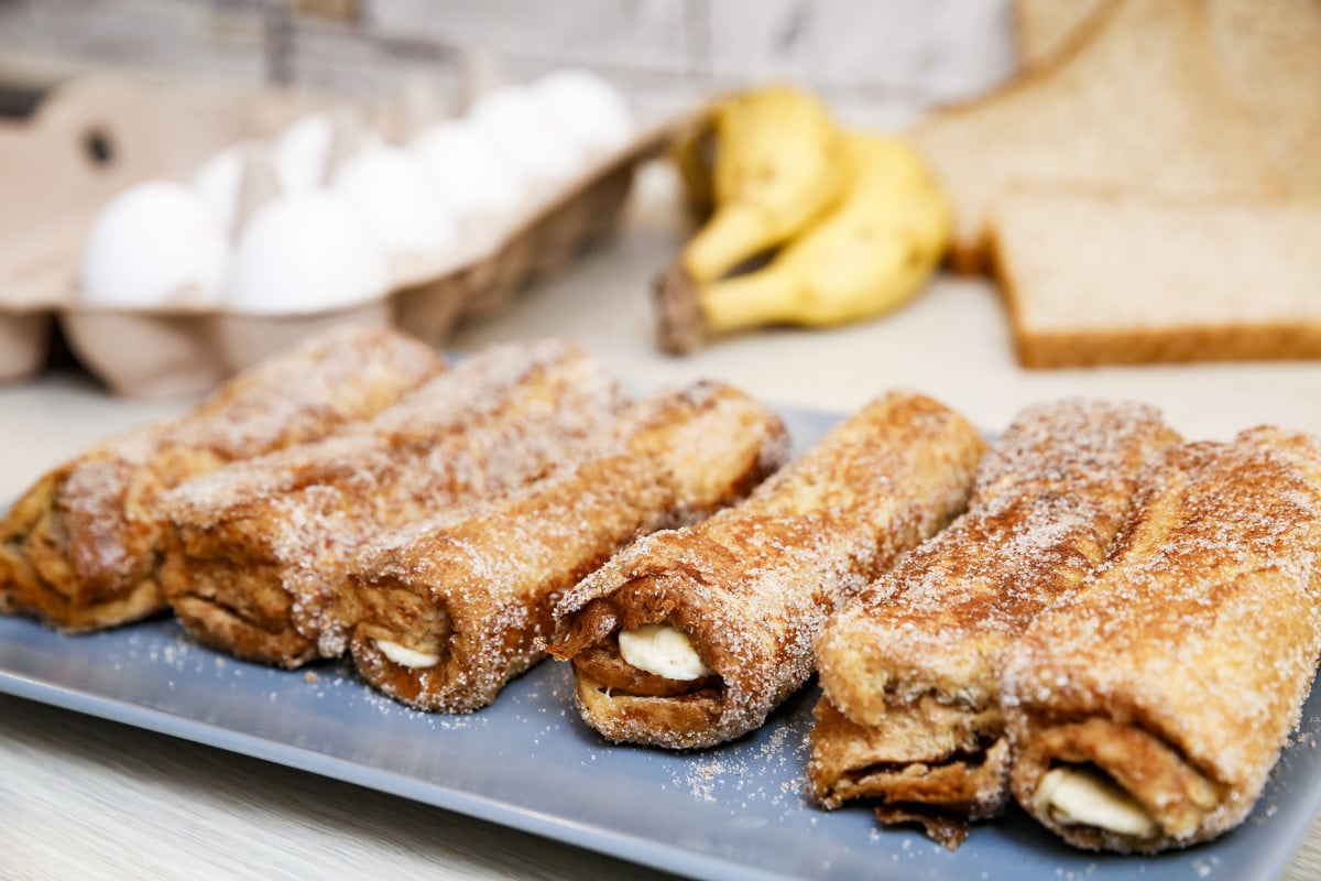 French Toast Rolls mit Bananen und Schokolade zum Frühstück