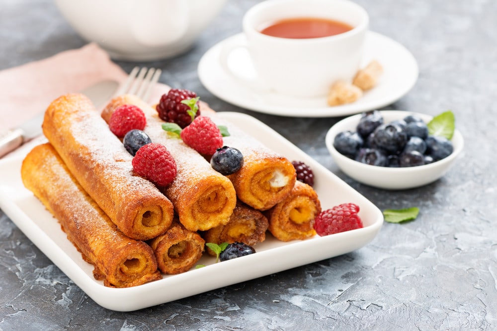 French Toast Rolls mit Frischkäse und Beeren