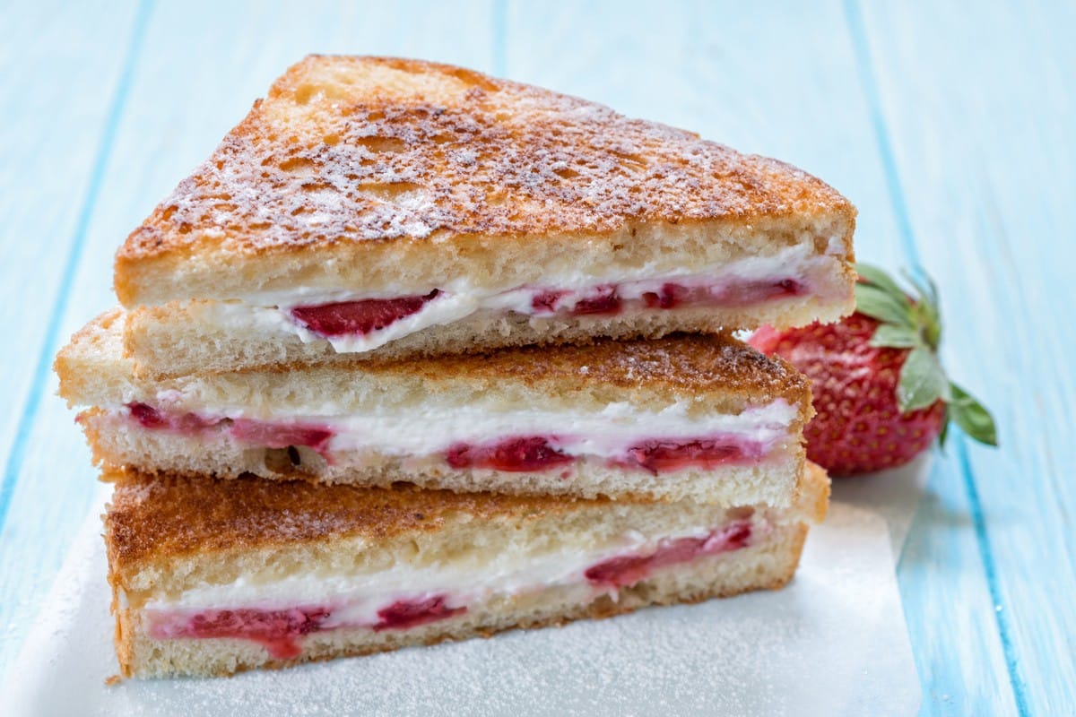 French Toast Sandwiches mit Erdbeeren und Frischkäse