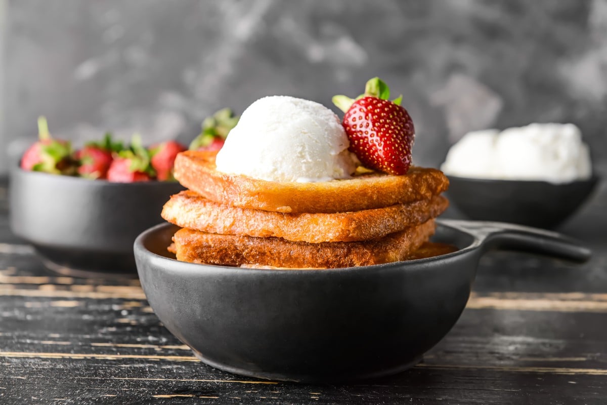 French Toast mit Eiscreme und Früchten – Dessertidee mit Toast