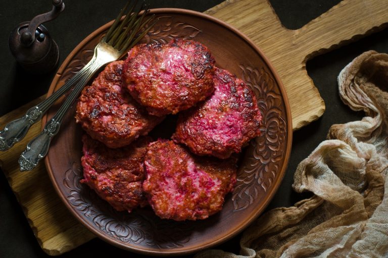 Frikadellen mit Hähnchen, Roter Bete und Kartoffeln