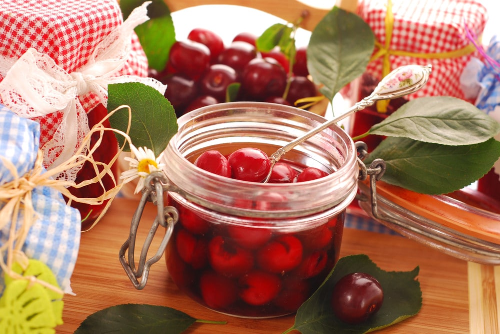 Frische Kirschen ohne Kerne mit Zucker einkochen