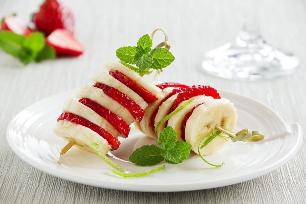 Frische Obstspieße mit Erdbeeren