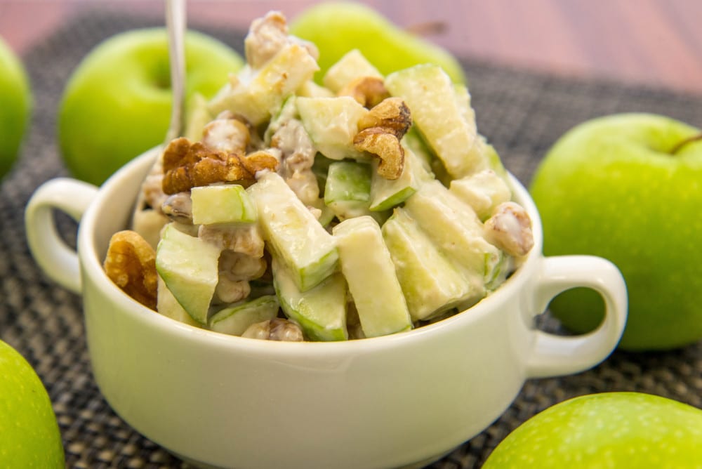 Frischer Apfelsalat mit Walnüssen