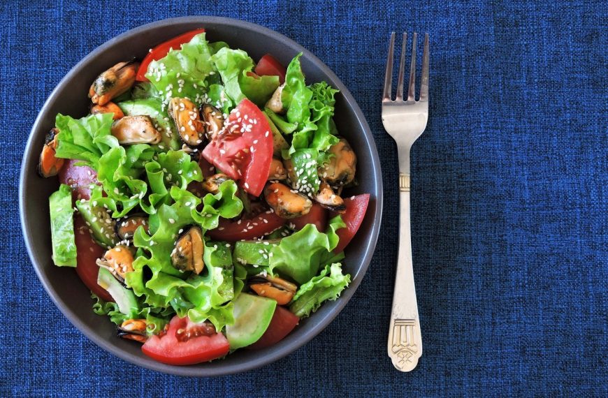 Frischer Blattsalat mit Muscheln, Avocado und Tomaten