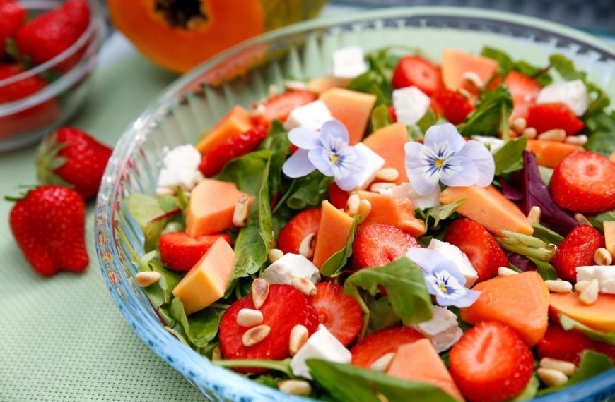 Frischer Blattsalat mit Papaya, Erdbeeren und Honig Senf Dressing