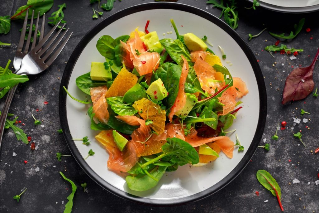 Frischer Blattsalat mit Räucherlachs