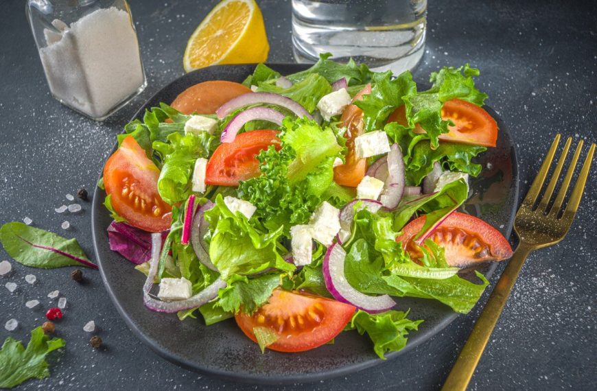 Frischer Blattsalat mit Tomaten, Feta und rote Zwiebeln
