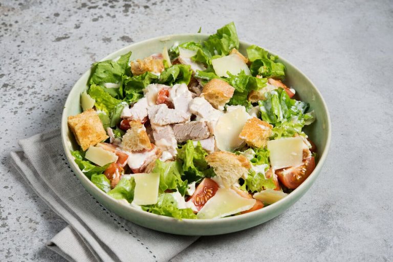 Frischer Caesar Salad mit Romano, Hähnchen und Croutons