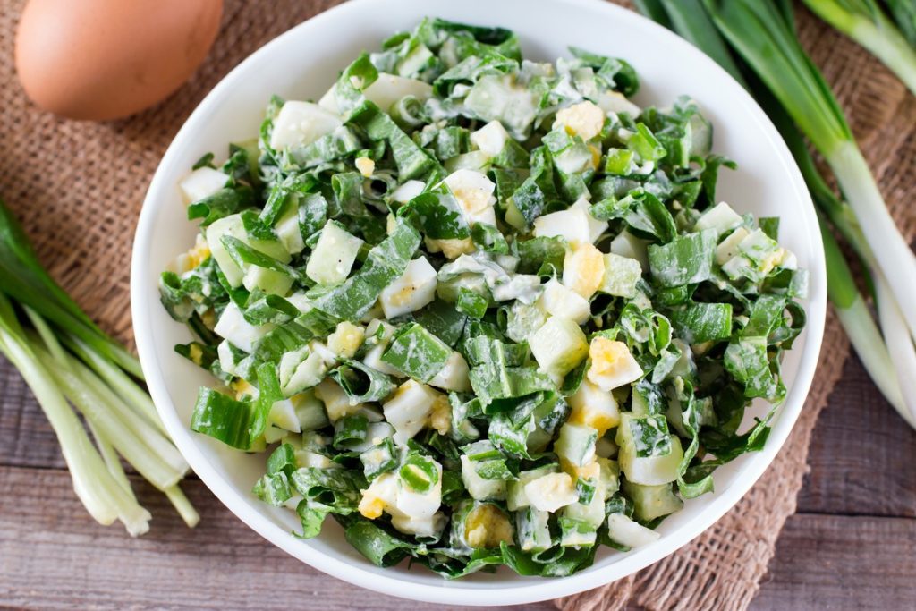 Frischer Eiersalat mit Gurken und Lauchzwiebel zum Gegrillten