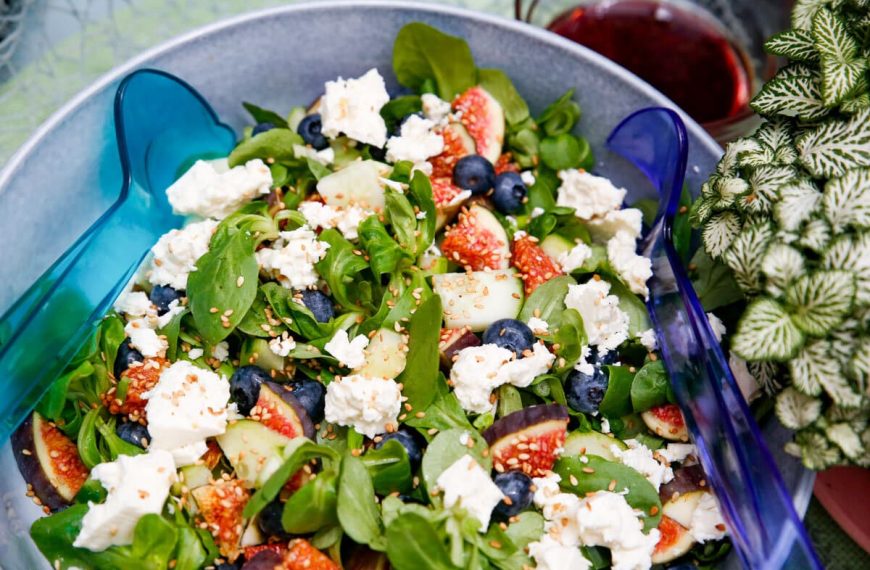 Frischer Feldsalat mit Feigen, Sesam und Ziegenkäse