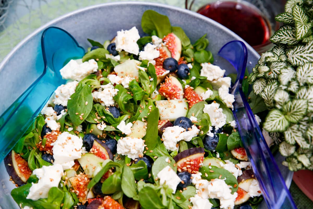 Frischer Feldsalat mit Feigen