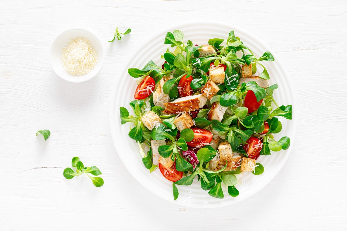 Frischer Feldsalat mit Tomaten