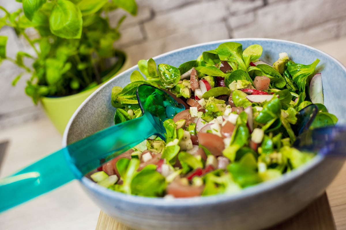 Frischer Feldsalat mit Tomaten