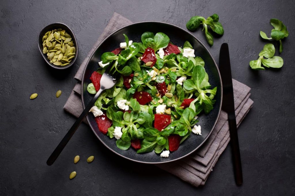 Frischer Feldsalat mit roter Beete und Feta