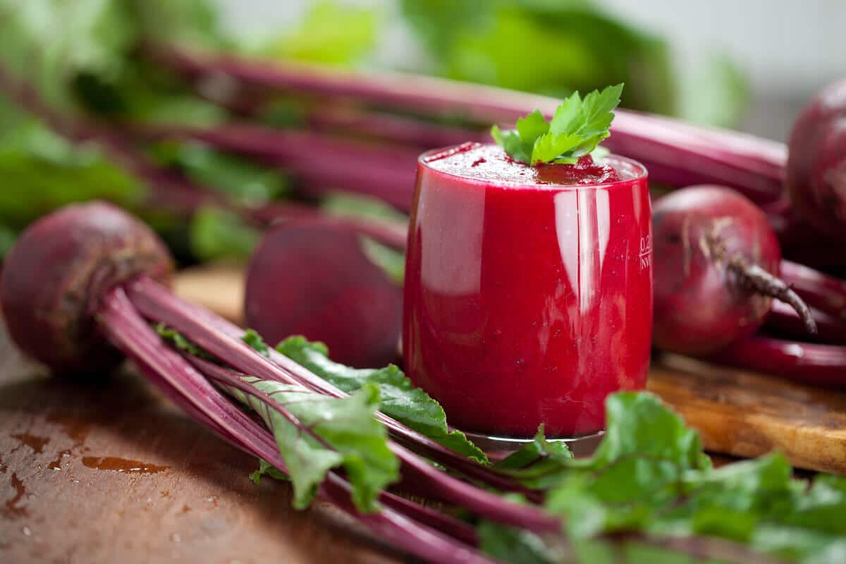 Frischer Gemüsesaft mit Rote Beete