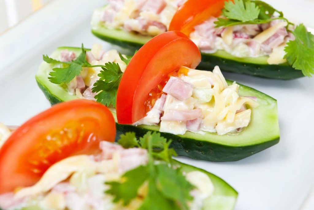 Zarter Fleischsalat aus Schinken, Käse und Gurken