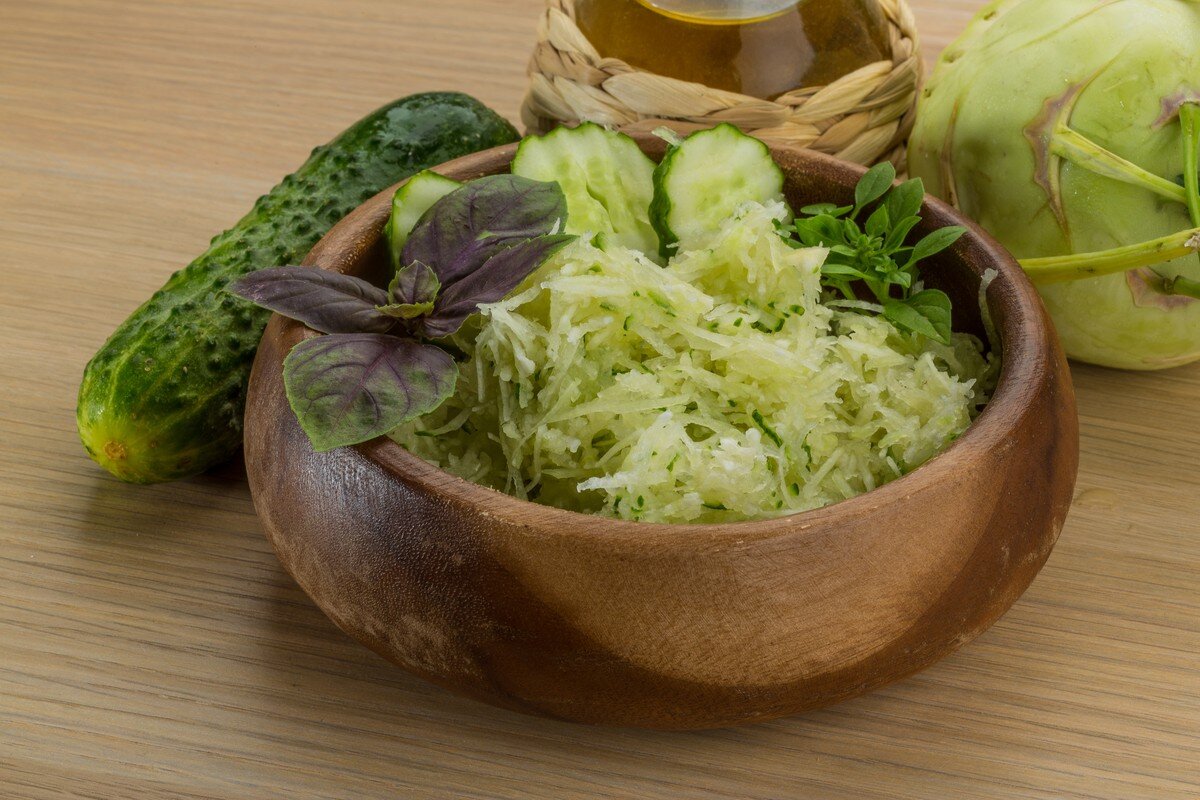 Frischer Gurkensalat mit Kohlrabi und Zwiebeln