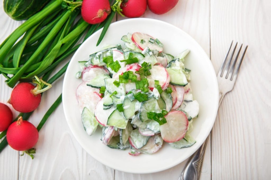 Frischer Gurkensalat mit Radieschen und Mayonnaise