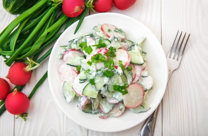 Frischer Gurkensalat mit Radieschen und Mayonnaise