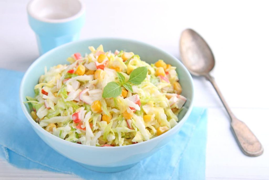 Frischer Krabbensalat mit Weißkohl
