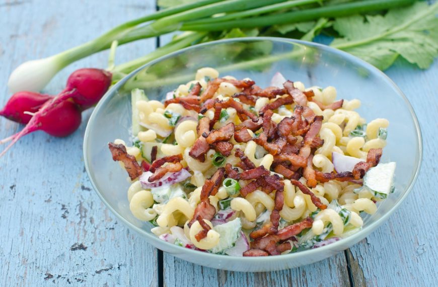 Frischer Nudelsalat mit Bacon, Gurke und Radieschen