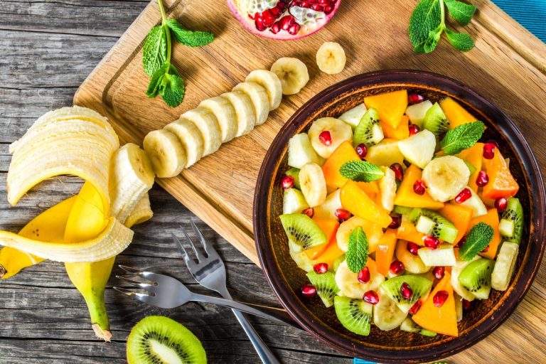 Frischer Obstsalat mit Mango, Kiwi, Granatapfel und Bananen