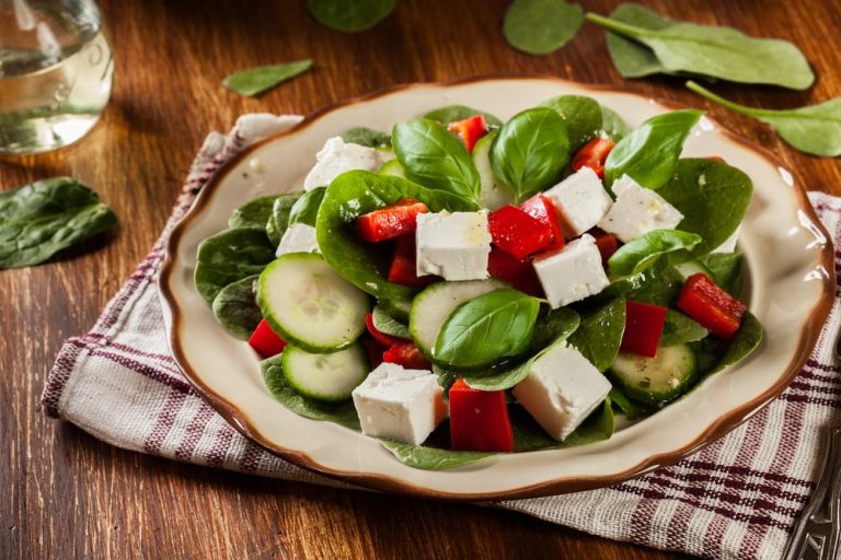 Knackiger Paprikasalat mit Papaya, Feta Käse und Basilikum
