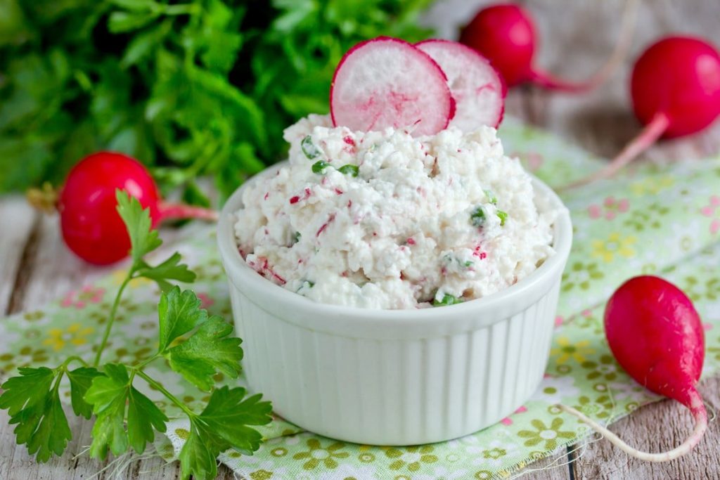 Frischer Radieschen Aufstrich mit Hüttenkäse und Knoblauch